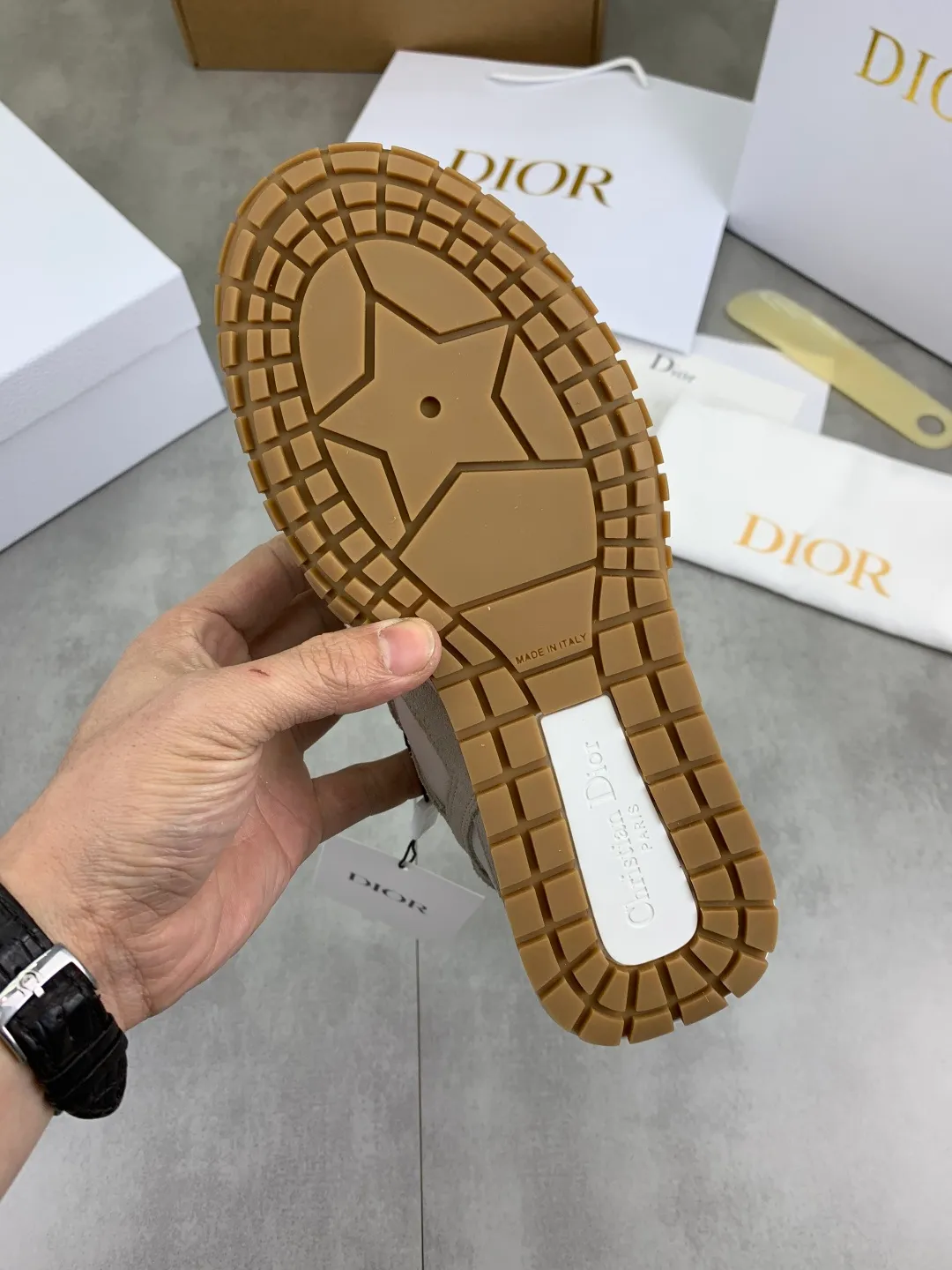 Men's men's shoes P560 new Dior Tech sneakers 2026 early spring series new products, with fashionable details, highlighting retro aesthetics. The light beige anti-suede cow leather upper is spliced ​​with apricot transparent mesh fabric on the side. The upper window edge is adhered with high-frequency flat ironing and back-pressure. It replicates the original craftsmanship, making it beautiful and comfortable without falling off. The interior is made of sheep lining of the same color and is soft and comfortable. The heel and tongue are embellished with the Paris logo. The textured TPU soles with the same color logo. The high-end version is exquisitely packaged with an airplane box, adding to the high-end style. Color: 4️⃣colors available Size: Female 35-41 Male 39-46